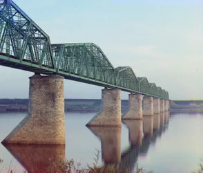 Pont en treillis métallique du chemin de fer transsibérien sur des piliers en pierre, sur la rivière Kama près de Perm dans les montagnes de l
